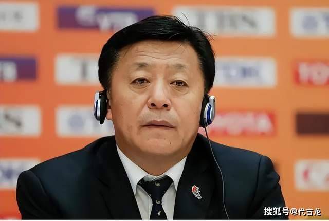 我们对彼此说了什么？没有什么，因为我们之间的关系一直以来都超越了足球，我们之间一个简单的眼神就已经足够了，而这一切都包含在这个拥抱中。